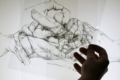 Von Lucie Sahner stammt das Bild „Hände“, Druck auf Transparentpapier, Röntgenbildschirm. Foto: privat