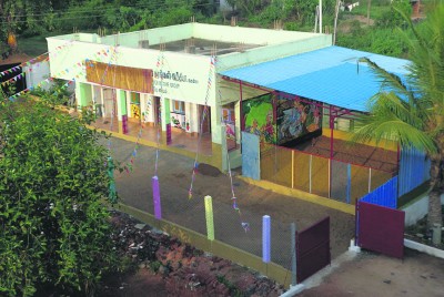 Blick vom Waisenhaus auf die neue Kindertagesstätte. Hier werden bis zu 20 Kleinkinder aus der Region betreut. Fotos: privat