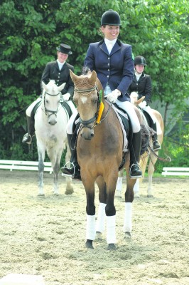 Festlich herausgeputzt präsentieren sich Pferd und Reiter zum Jubiläumsturnier in Aldekerk.Foto: privat