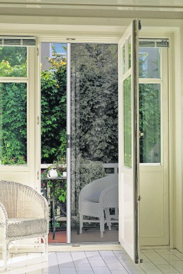 Jeder Insektenschutz, ob für Fenster oder Balkontüren, sollte auf Maß gefertigt werden. Foto: djd/JalouCity