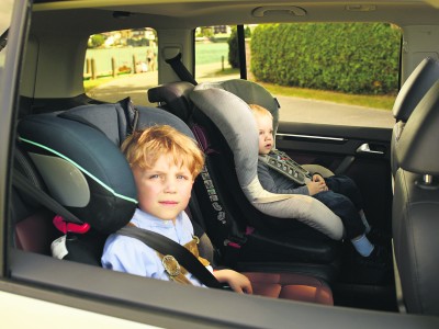 Wer Kinder im Auto mitnimmt, sollte sich um ihre Sicherheit, aber auch um ihre Unterhaltung kümmern. Foto: Auto-Medienportal