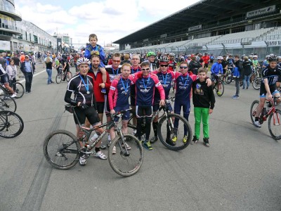 Die erfolgreichen MTB-Teams aus Rees auf der Start-Ziel-Geraden des Nürburgrings. Foto: privat