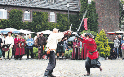 Schwertkämpfe, die natürlich völlig unblutig ausgehen, sind im Innenhof der Burg zu bestaunen. NN-Foto: L. Christian