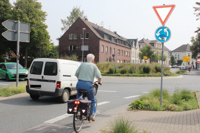 Ähnlich wie an diesem Kreisverkehr in Geldern am Harttor müssen Autofahrer, die in einen Kreisverkehr einfahren, besonders aufmerksam für passierende Radfahrer sein.                              Foto: Marjana Križnik