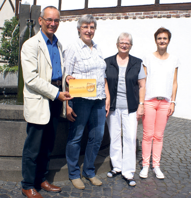 Die ersten beiden Inhaberinnen der Ehrenamtskarte in Wachtendonk, Maria Elsemann (l.) und Rosi Ludewig, umrahmt von Bürgermeister Udo Rosenkranz und Tourismusförderin Maria Mertens (r.). Foto: Gemeinde Wachtendonk