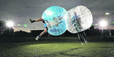 So sehen die Spieler aus beim Bubbleball-Turnier aus. Foto: nno.de