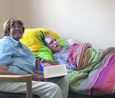 Wenn Anne Pistor Frank Groenke besucht, um ihm vorzulesen, dann weiß sie genau, dass er sich darüber freut und schon auf sie gewartet hat. Foto: nno