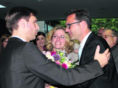 CDU-Stadtverbandsvorsitzender Stefan Wolters (l.) gratuliert Sven Kaiser und seiner Frau Michaela zum Wahlsieg. NN-Foto: ak