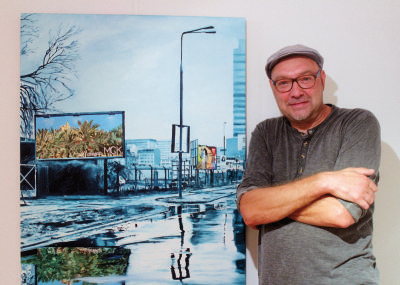 Der Künstler Peter Bogatka vor einer seiner Großstadtansichten mit dem Titel „N.H.2“ aus dem Jahre 2014 NN-Foto: Marjana Križnik