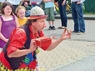 Was Süßes gefällig? Clown Pepe kommt an den Aktionstagen „Heimat shoppen“ nach Nieukerk und verzaubert die Zuschauer mit seinen Tricks und Kunststücken. Foto: privat