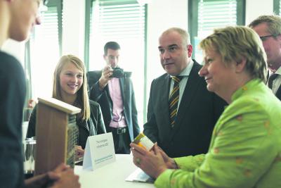 Die Delegation der Schülergenossenschaft „The Honeybee Industries eSG“ stieß auf großes Interesse bei Schulministerin Sylvia Löhrmann (r.).