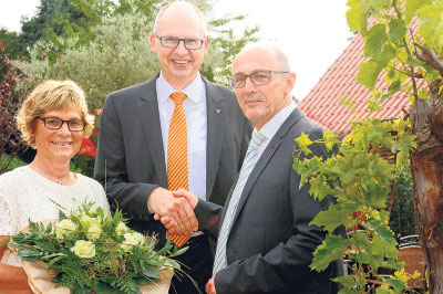 Wilfried Bosch (Mitte), Vorstandsmitglieder der Volksbank an der Niers, wünscht Geschäftsstellenleiter Willi Pellander und seiner Frau Hildegard alles Gute für den Ruhestand. Foto: privat