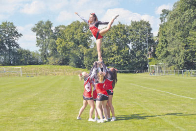 Die Cheerleader „The Angels“ aus Kamp-Lintfort feuerten die Mannschaften professionell an. NN-Foto: Rüdiger Dehnen