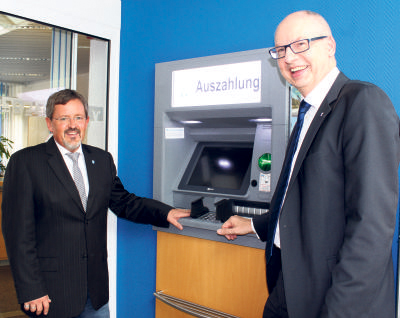 Bürgermeister Klaus Kleinenkuhnen (l.) und Volksbank-Vorstandsmitglied Wilfried Bosch freuen sich, dass die Bargeldversorgung in Schaephuysen auch in den kommenden Jahren erhalten bleibt. NN-Foto: Andrea Kempkens