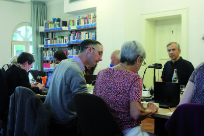 er preisgekrönte Autor Lutz Seiler und seine Übersetzer während einer ihrer Arbeitssitzungen im EÜK. NN-Foto: Marjana Križnik
