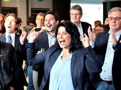 Wieder mehr als 60 Prozent: Sonja Northing und ihr Team bejubeln den nächsten gewonnen Stimmbezirk. NN-Fotos: MB