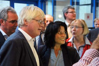 Dr. Artur Leenders gratuliert Sonja Northing zum Wahlsieg.