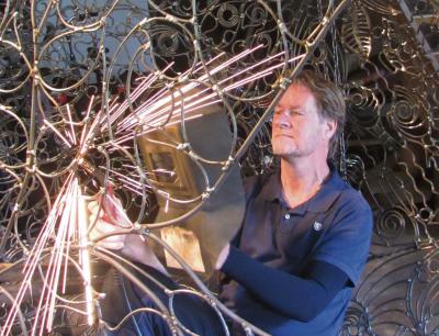 Eisen und Stein sind die bevorzugten Materialien des Limburger Künstlers Ruud van der Beele. Seine Arbeiten sind gegenwärtig im Arcener Franz Pfanner Haus zu sehen.  Foto: privat