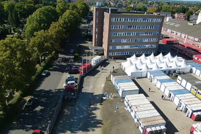 Die Notunterkunft für rund 500 Flüchtlinge auf dem Trapp-Gelände in Wesel, wo Helfer jeder Art gebraucht werden und auch im Einsatz sind Foto: nno.de