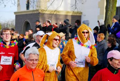 Es ist Tradition, dass die Läufer im Kostüm auf die Strecke gehen. Foto/Archiv: privat