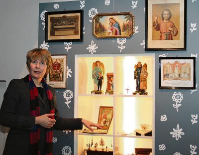 Die stellvertretende Museumsleiterin Elisabeth Maas erläutert einige Ausstellungsgegenstände NN-Foto: L. Christian