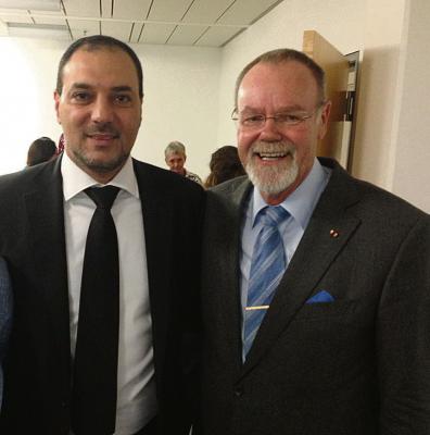 Bürgermeister Hasan Atamna aus Kfar Kara (Israel) mit Dr.Wolfgang Schneider, Arbeitskreis Israel, bei der Verleihung des Menschenrechtspreises in Berlin. Foto: nno.de