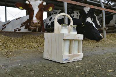 Handliche Lösung: Insgesamt vier Flaschen fassen die Tragekörbe aus Holz, die die Lebenshilfe herstellt. Foto: nno.de