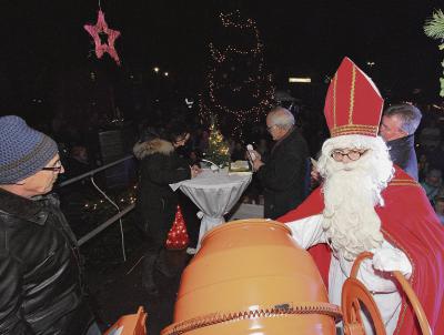 Die ersten Gewinner der Weihnachtsverlosung 2015 ermittelt der Nikolaus, der am Freitag, 4. Dezember, auf dem Dionysiusplatz erwartet wird. NNo-Foto: Archiv TL