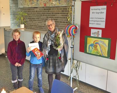 Margret Voßeler, Landtagsabgeordnete mit Grundschulkindern Foto: privat