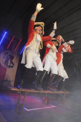 Die Gardisten gaben bei der Bühnenshow alles und zeigten, wie ihr Prinz zu feiern versteht! NN-Foto: Gerhard Seybert