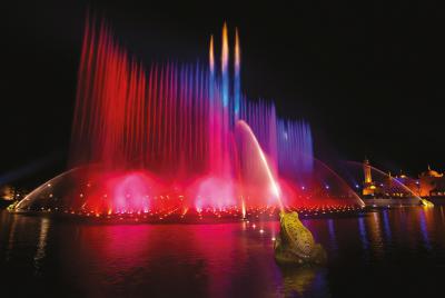 Die große Wassershow Aquanura bringt den Himmel über dem Freizeitpark mit über 200 bunten Fontänen zum Leuchten. Foto: Efteling
