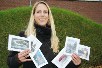 Heidi Endemann mit selbst gefertigten Postkarten Foto: privat