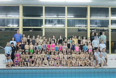 Beim ersten Nikolausswimmen dwar das Hallenbad nmit 67 Kindern, den Trainer und weiteren Helfern mehr als gut gefüllt. Fotos: privat