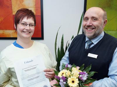 Prüfung bestanden: Andreas Kohlschreiber (re.) gratuliert Nadine Friemel, die eine Zusatzausbildung zur Fachpflegekraft absolvierte. Foto: Monika Kriegel