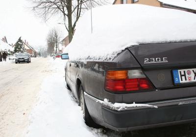 Nach der Straßenverkehrsordnung ist jeder Fahrzeugführer verpflichtet, sein Auto vor der Fahrt von Schnee und Eis zu befreien. Foto: Auto-Medienportal
