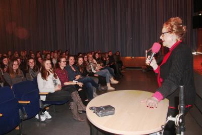 Holocaustüberlebende Eva Weyl spricht vor Schülern