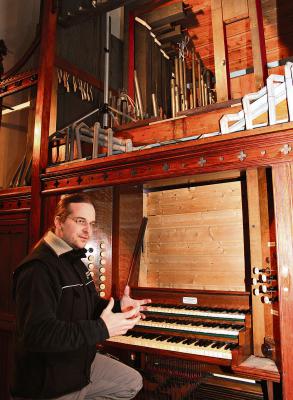 Orgelbauer Oliver Schulte bei der Intonation. NN-Foto: Lorelies Christian