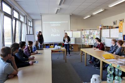 Engagiert diskutieren die Schüler über die Gestaltung ihrer Zeitung.NN-Foto: CDS