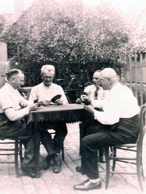 Beim Kartenspiel: Walter Valk, Alex Devries, Jakob Cohen und Simon Hertz .Foto: privat