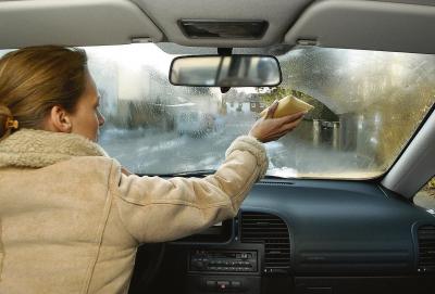 Gegen Feuchtigkeit im Fahrzeuginnern hilft am besten eine voll aufgedrehte Heizung. Foto: Auto-Medienportal/GTÜ