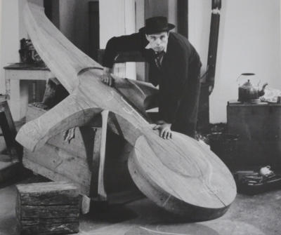 Joseph Beuys, gesehen von Fritz Getlinger. Der Künstler inszeniert sich mit dem Kreuz des Büdericher Ehrenmals.
