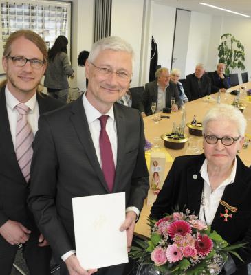 Hohe Auszeichnung: Landrat Wolfgang Spreen (m) überreichte Liesel Bormann das Verdienstkreuz am Bande. Zu den Gratulanten zählte auch Bürgermeister Dominik Pichler (l). NN-Foto: Gerhard Seybert