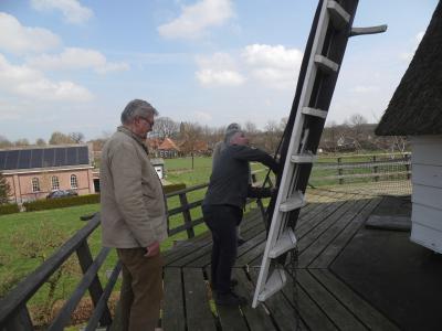 Hand anlegen durften die Leserreporter bei der Besichtigung der Mühle „De Ster“ in Geesteren.
