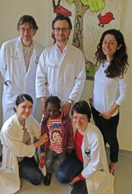 Abschied von der Kinderklinik – Chefarzt Karsten Thiel (hintere Reihe Mitte) und sein Team nehmen Abschied von Fatou. Fotos: privat