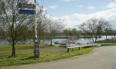 Vorbei an Schiffen und Hausbooten führt die Route am Ufer des Gouden Ham entlang.