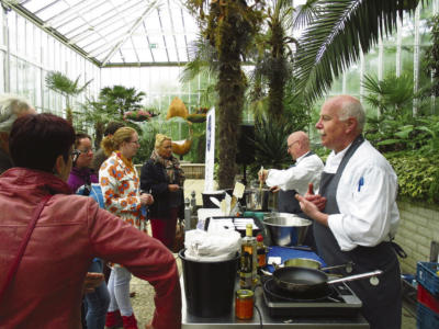 Bei der Sonderveranstaltung „Schmecke den Frühling“ lernen die Besucher neue Koch-Trends und Gerichte kennen.  Fotos : Schlossgärten Arcen