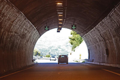 Im Grunde sind Tunnel sicherer als normale Straßen  und doch versetzen sie viele Autofahrer in Angst.Foto: dmd/thx  