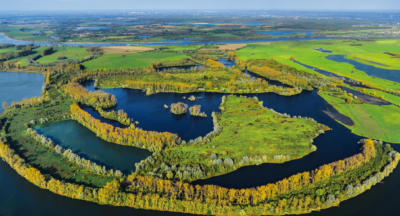 So sieht die Bislicher Insel aus der Vogelperspektive aus. Dieses und andere wunderschöne Luftbilder - auch vom Niederrhein - finden sich ein einem Bildband des Fotografen Gerhard Launer, der nun erschienen ist Foto: Gerhard Launer