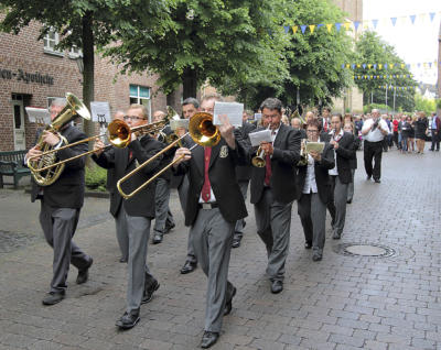 Der Musikverein Walbeck begleitete die Festgesellschaft auf ihrem Weg zur Friedenseiche, wo der Festempfang zum 325. Jubiläum des Kirchenchors stattfand.
