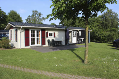Die Bauernhof-Chalets im Ferienpark De Twee Bruggen bieten Platz für sechs Personen und sind komfortabel mit zwei Bädern und Sauna ausgestattet.